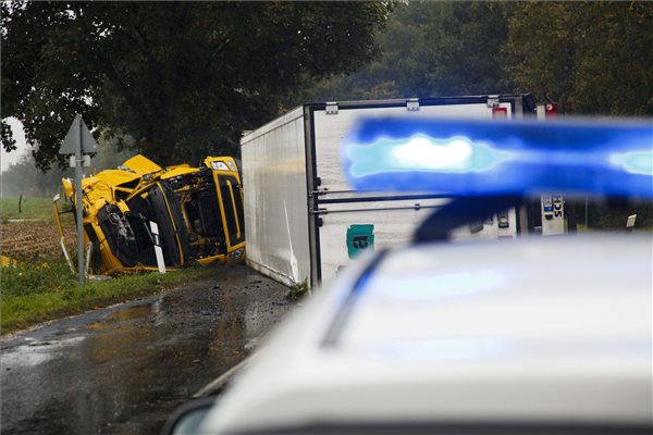 Fának csapódott egy kamion Somogyban, meghalt a sofőr
