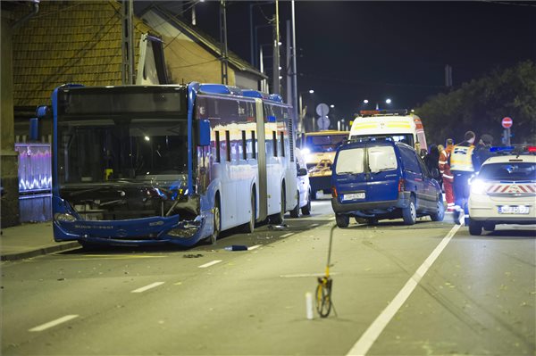 Autóbusszal ütközött két autó Budapesten