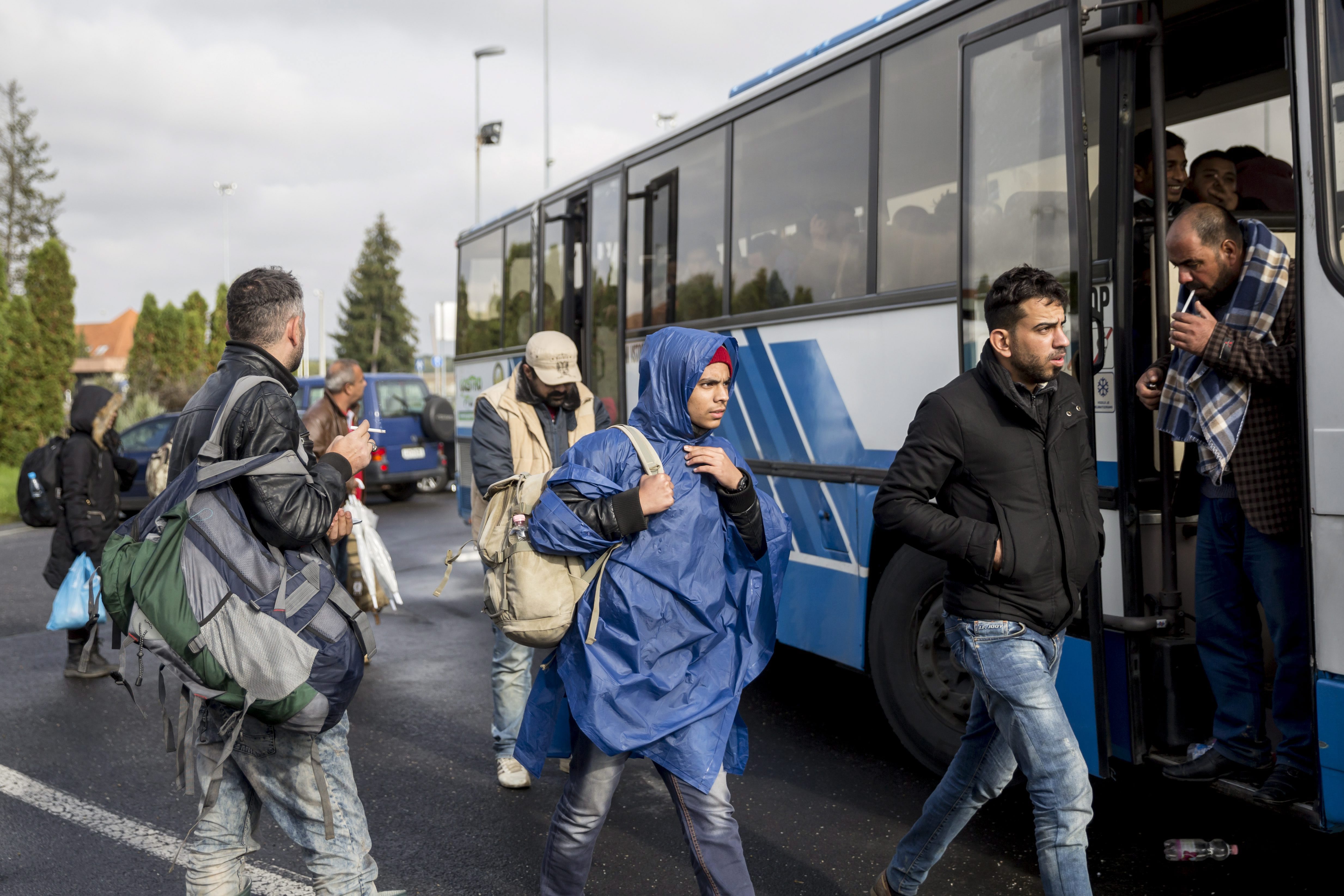 Több száz menekült szorult a horvát és a szlovén határállomás közé