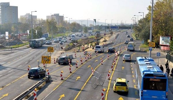 Vízszivárgás miatt lezárták a fővárosi Budaörsi út egy szakaszát