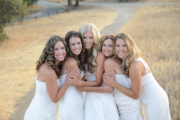 5 lánytestvér bájos fotósorozatban köszönte meg a szüleinek, hogy férjhez adták őket