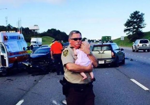 Nagypapaként nyugtatta meg a balesetet szenvedett babát a seriff helyettes