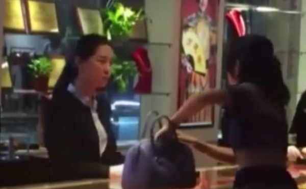 Megdöbbentő pillanat, amikor pénzzel dobálja meg az eladót a gazdag kínai nő- videó