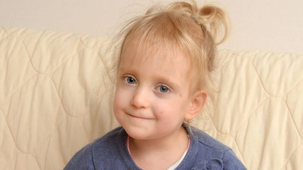 A 3 éves kislányt betegsége miatt senki sem akarja örökbe fogadni