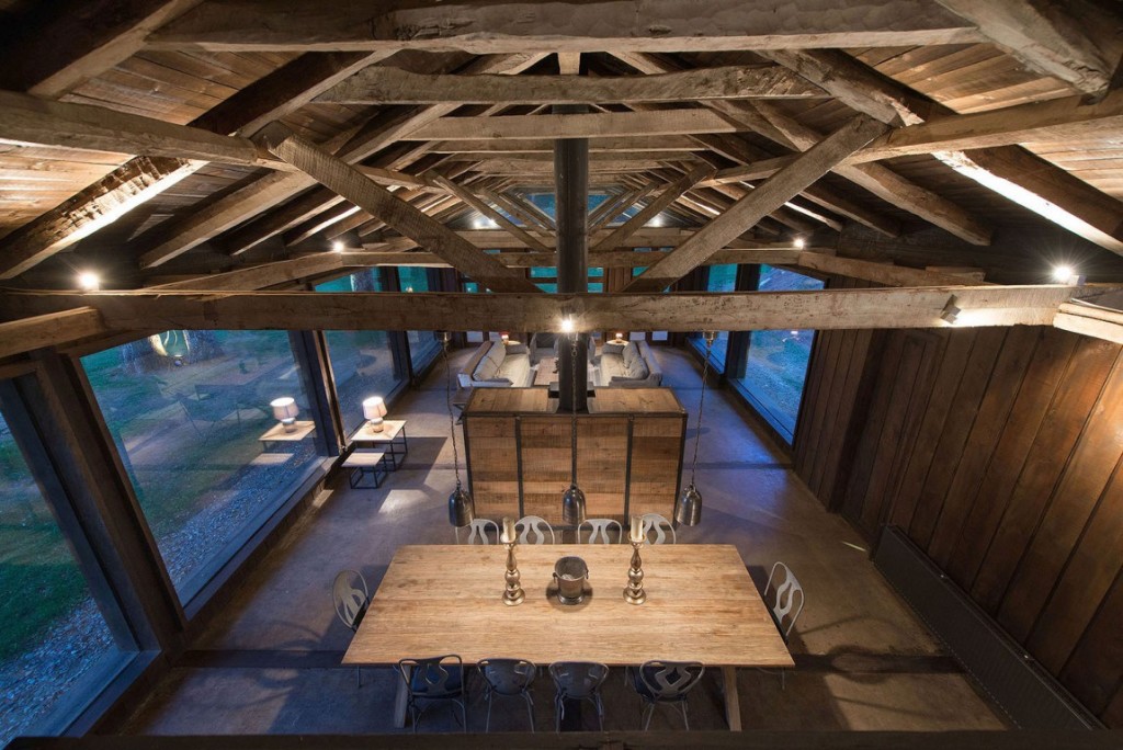 summerhouse-in-Chile-ceiling-beams-and-subtle-lighting
