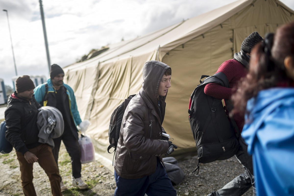 2500 menekült az osztrák határ menti szlovén tranzittáborban