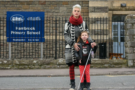 Nem engedi az iskola, hogy a vak kislány fehér bottal járjon, mert az veszélyes