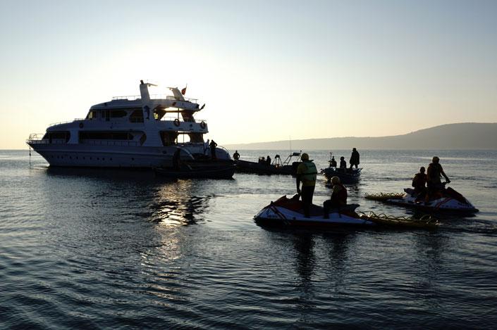 Luxusjachtban érkeztek a migránsok a görög Leszbosz szigetére