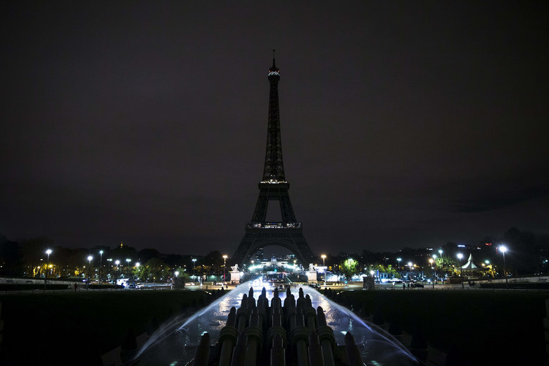 epa05025603 The lights of the Eiffel Tower are switched off as a mourning gesture after the shootings and bombings of the night before in Paris, France, 14 November 2015. At least 120 people have been killed in a series of attacks in Paris on 13 November, according to French officials. Eight assailants were killed, seven when they detonated their explosive belts, and one when he was shot by officers, police said.  EPA/ETIENNE LAURENT ETI5461   (ETIENNE LAURENT / EPA)