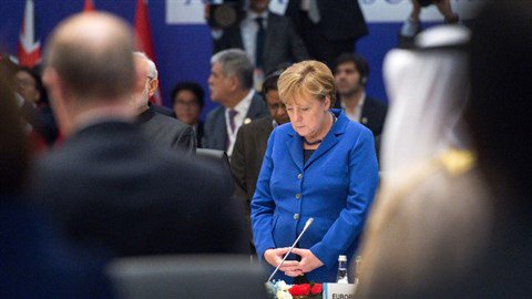 Merkel egy percig gyászolt, majd folytatta Európa pusztítását a G20 találkozón!