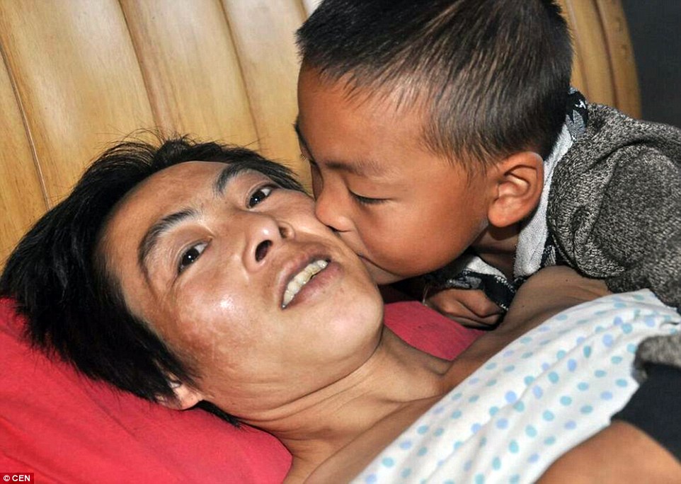 Szívszorító! 7 éves kisfiú gondozza a balesetben lebénult apját