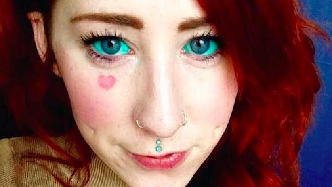 Veszélyes őrület a szemgolyó tetoválás – akár vakságot is okozhat 18+