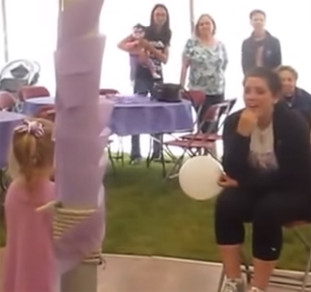 Szívszorító – így énekel rákbeteg anyukájának a 4 éves kislány – videó
