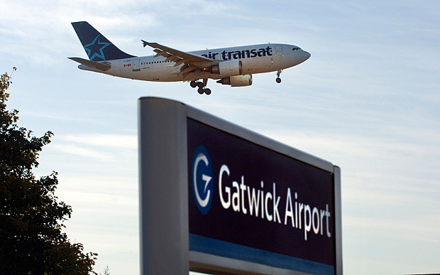 Őrizetbe vettek egy gyanúsan viselkedő személyt a londoni Gatwick repülőtéren