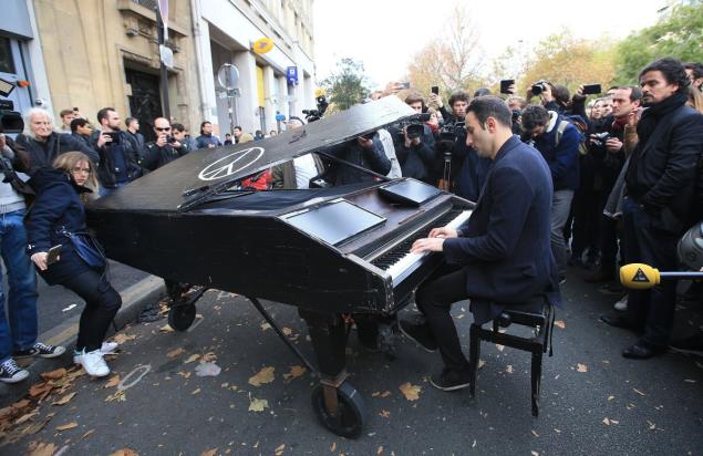 Bataclan elé állított zongorán adták elő John Lennon dalát az áldozatokra emlékezve – videó