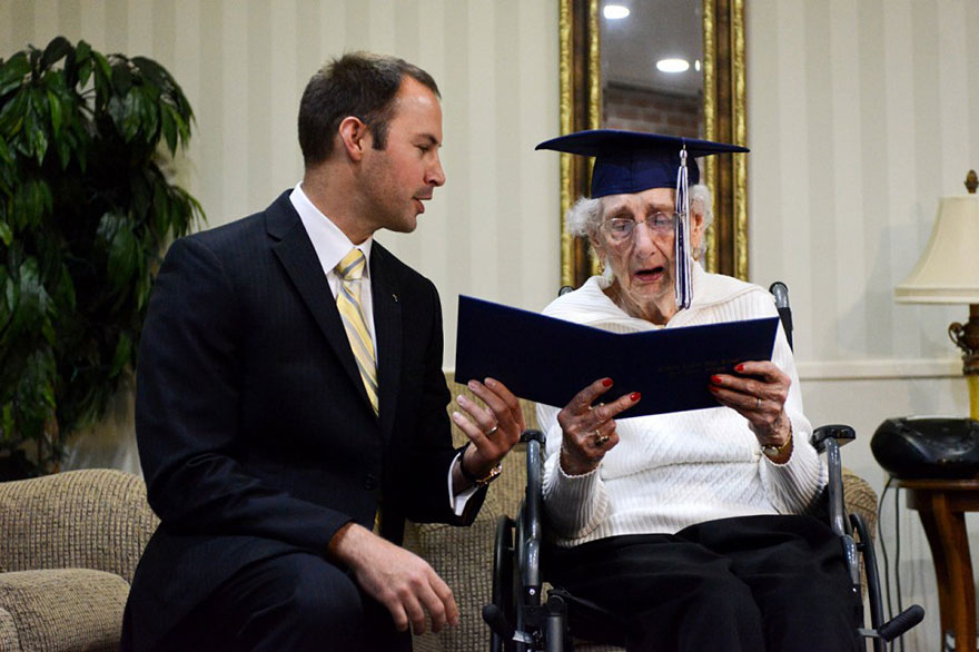 97 éves néni vette át az érettségijét