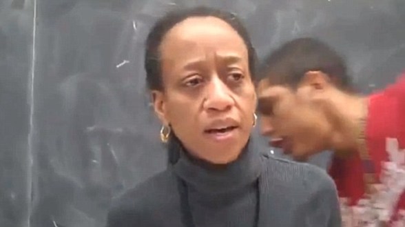 Halálra rémült a tanárnő, akit megdobáltak és fenyegettek a diákok - megrázó videó 18+