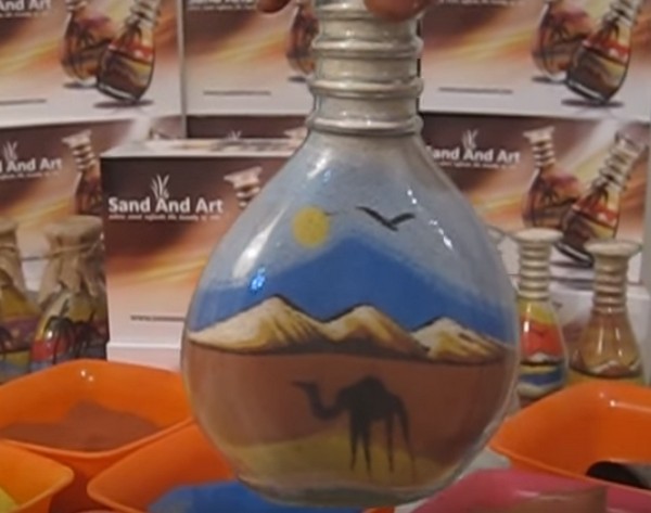 Csodálatos homokművészet- videó hogyan készülnek az üveg emlékek