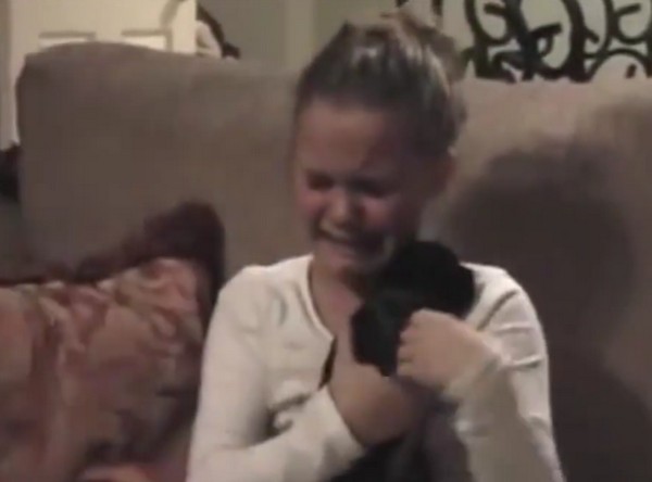 Így reagálnak gyerekek és felnőttek, ha kiskutyát kapnak ajándékba- videó