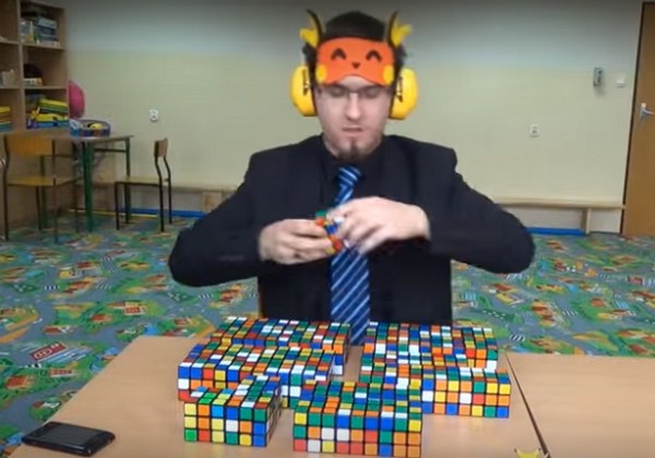 Óriási, amit ez a fiú művel a Rubik- kockákkal- videó