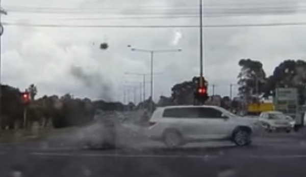 Őrült villámcsapás, ami egy autótól pár centire csapott le- videó