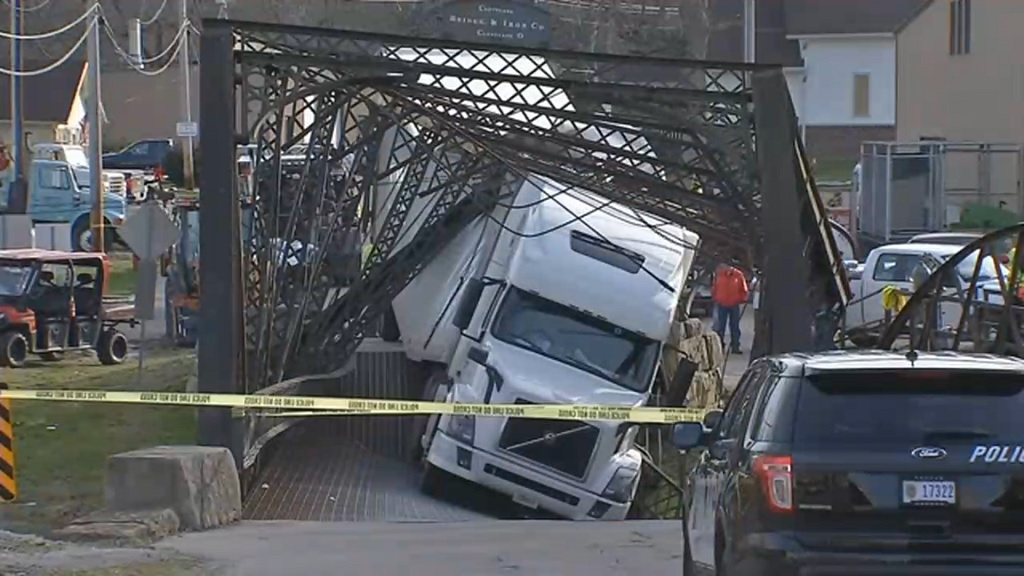 Lerombolta a kamionos a 140 éves hidat, mert nem tudta mennyi 6 tonna