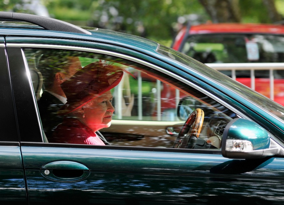 Erzsébet királynő egy családi parkban rallyizott Jaguárjával