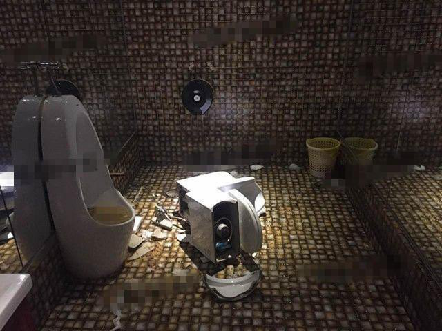 Felrobbant a vécé a nő alatt egy kínai bárban 18+