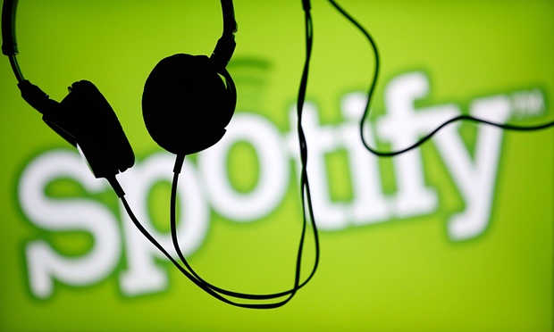 Legalább 150 millió dollárra perlik zenészek a Spotify-t