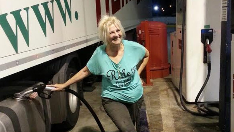 Zsuzsa nagyi Európa legidősebb női kamionsofőrje