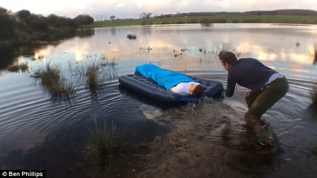 Kegyetlen tréfa! Vízre úsztatták alvó társukat a kempingezők- videó