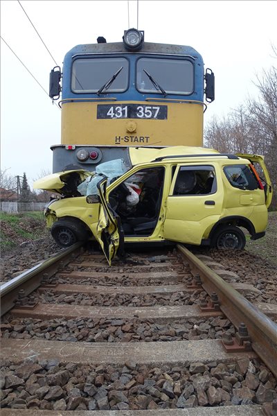 Vonattal ütközött egy autó Kecskeméten, a sofőr meghalt (2. rész)