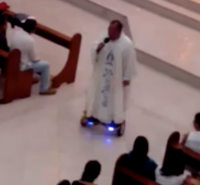 Elektromos légdeszkával celebrálta a misét a pap (videó). Ezért felfüggesztették...