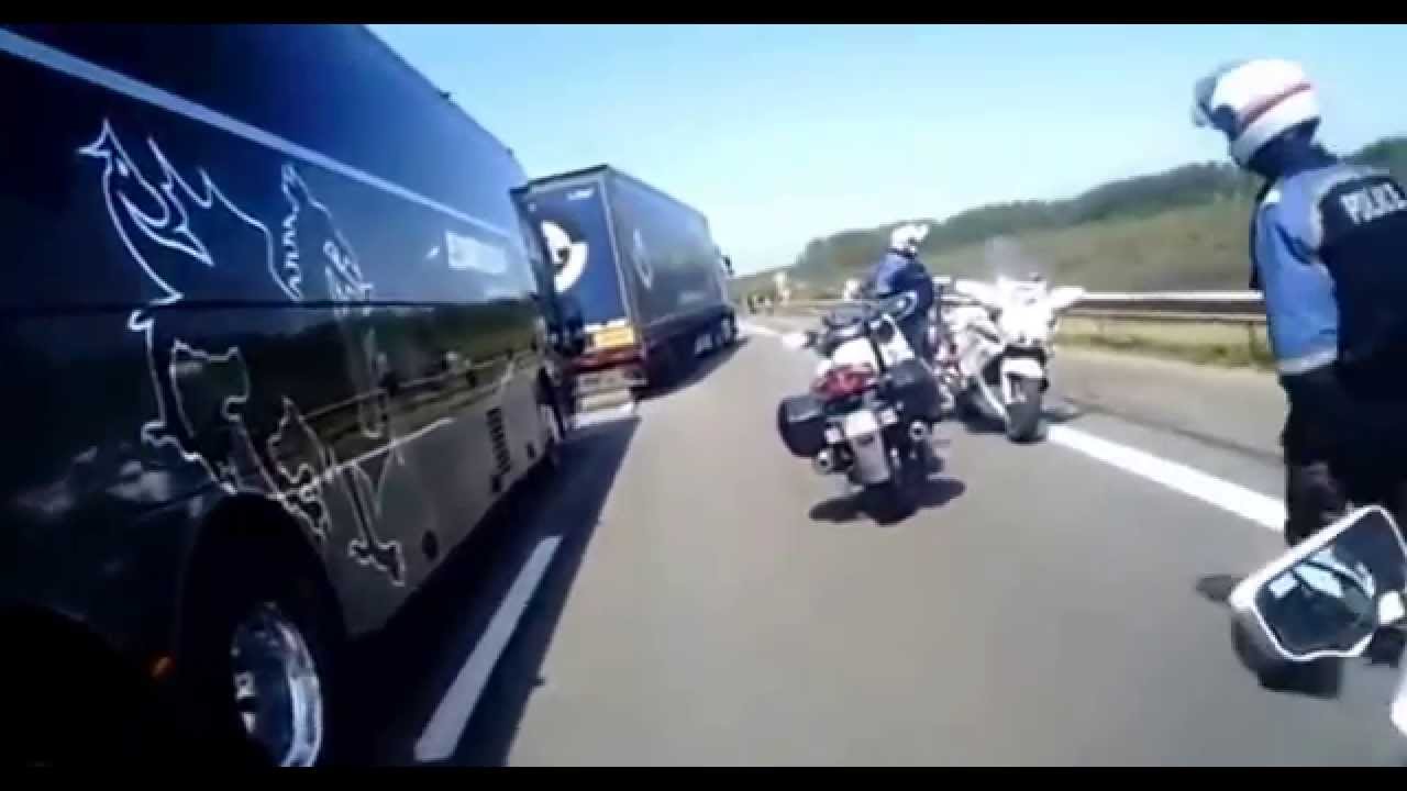 Így dolgoznak a motoros rendőrök Calaisnál! - 18+ videó