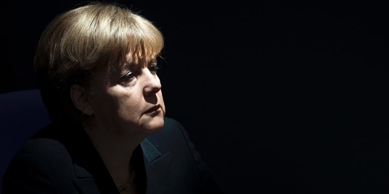 Merkel: riasztó a sajtószabadság korlátozása Törökországban
