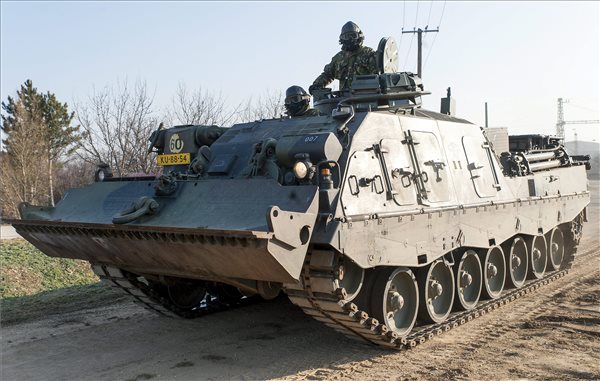 Holland harcjárművek érkeztek a várpalotai nemzetközi hadgyakorlatra