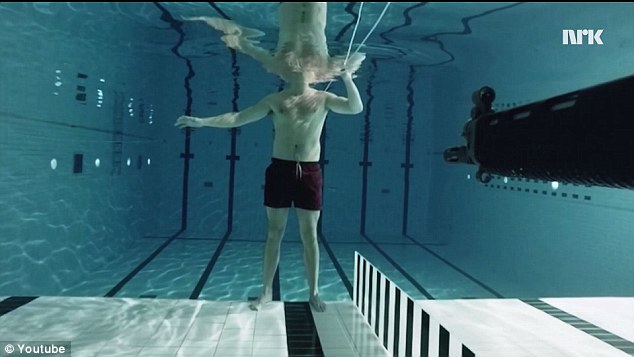 A fizikus saját magára lőtt a víz alatt - videó!