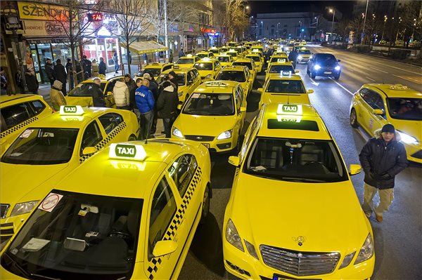 Be nem jelentett demonstrációt tartanak a taxisok Budapesten
