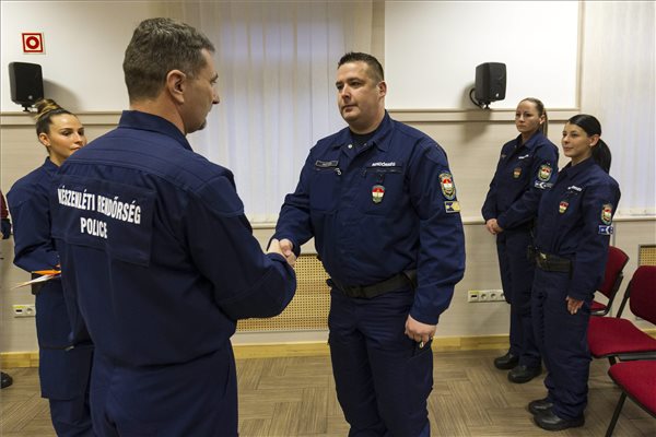 Magyar rendőrök indultak a macedón-görög határra