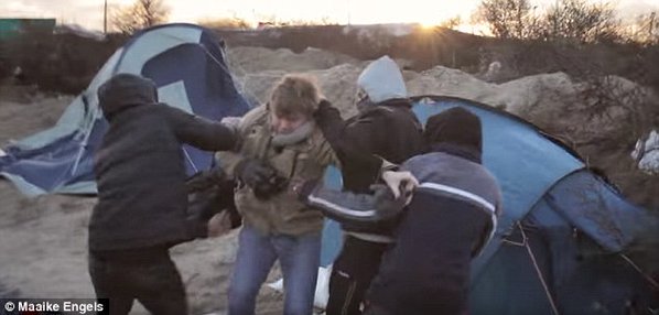 Késsel támadtak az operatőrre a calais-i menekülttáborban a menekültek – videó