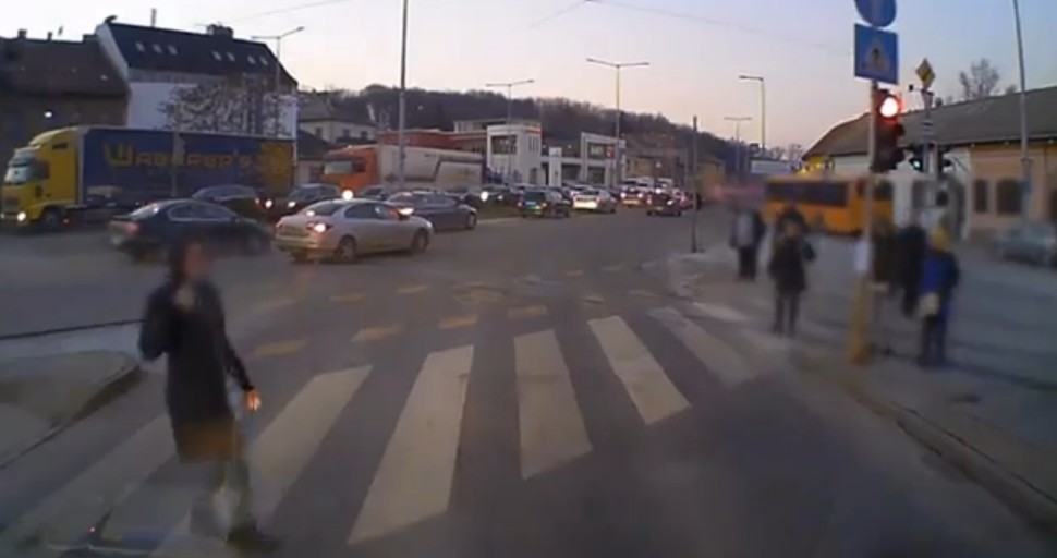 Ilyen veszélyes az utcán fülhallgatóval zenét hallgatni – megdöbbentő videó