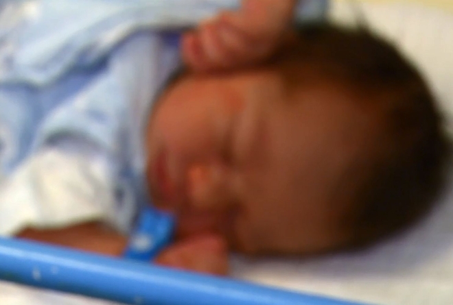 A villamossíneken született kisfiú nem mehet haza a kórházból