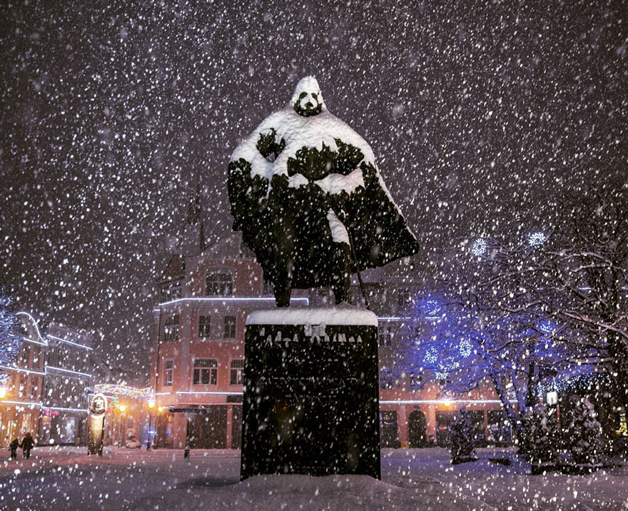 A lengyel szobor, ami Darth Vaderré változik a hóesésben