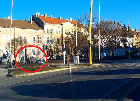 Székesfehérváron emberekre támadt egy dühöngő elmebeteg! – videó
