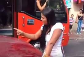 Közlekedési káoszt okozott a tomboló megcsalt feleség Kolumbiában - videó