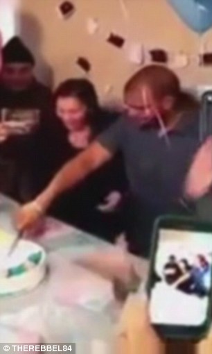 Hab a tortán! Hatalmas meglepetést rejtett a torta- ledöbbent az apuka- videó
