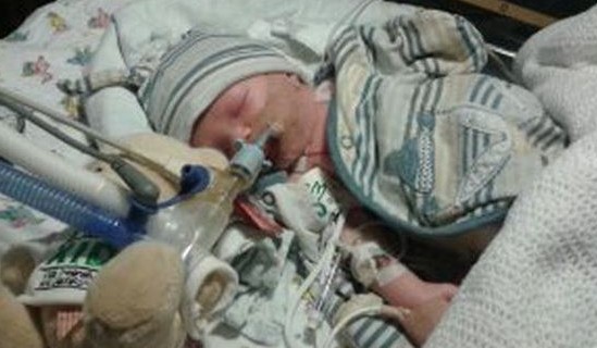 Meghalt a meningitis miatt kezelt tízhetes baba, miután kiengedték a kórházból