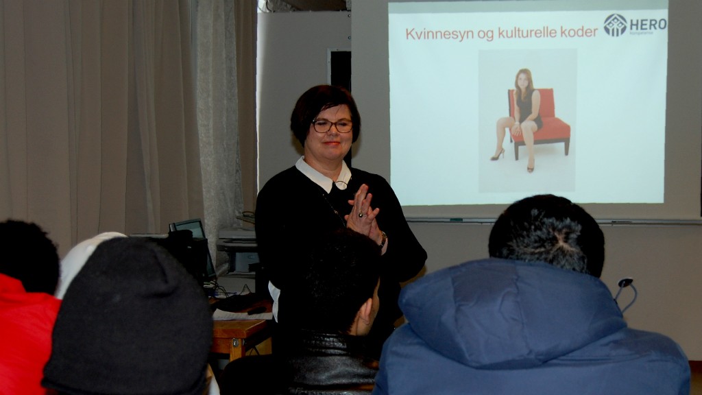 Kihívó nő fotóján tanítják a migránsoknak Norvégiában, hogy mit szabad és mit nem 18+