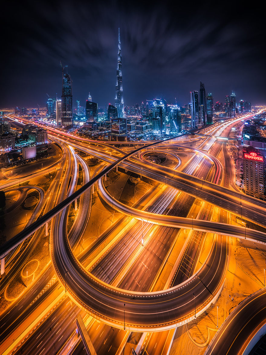 night-time-dubai-looks-like-it-came-straight-from-a-sci-fi-movie__880