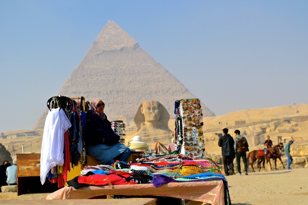 Egyiptomi fiatalok tennék vonzóbbá a piramisokat